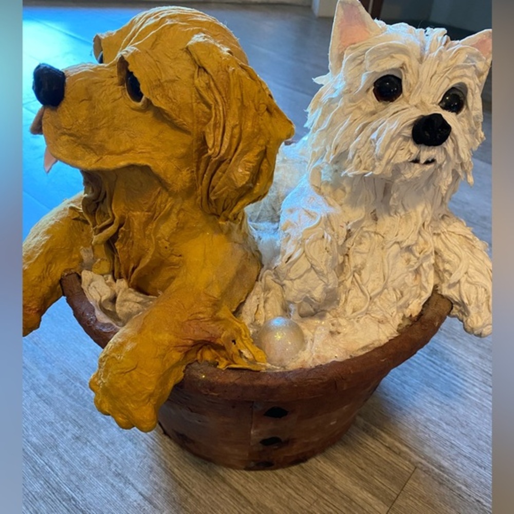 papier-mâché dogs in a papier-mâché basket artist signed. Purchased in a Gallery - Picture 2 of 16
